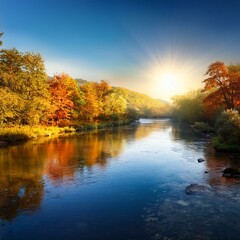 朝の光が差し込む静かな川、色とりどりの木々に囲まれた風景。