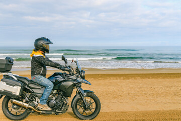 Obraz premium 海岸線を走るバイク