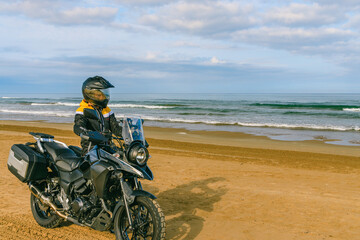 Obraz premium 海岸線を走るバイク