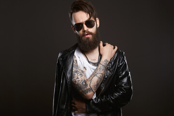 Obraz premium fashionable tattooed handsome man in sunglasses