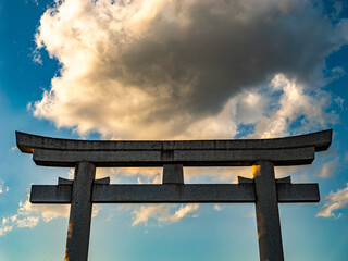 夕方の神社の鳥居