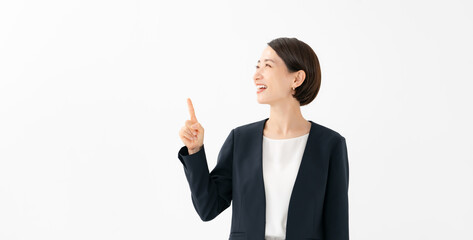 白背景で指をさす女性
