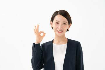 OKサインをするスーツの女性