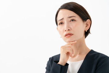 悩むスーツの女性