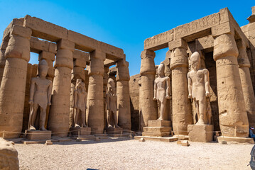 Tumba en el Valle de los Reyes Paseo en globo al amanecer en el Valle de los Reyes, Luxor, Egipto.