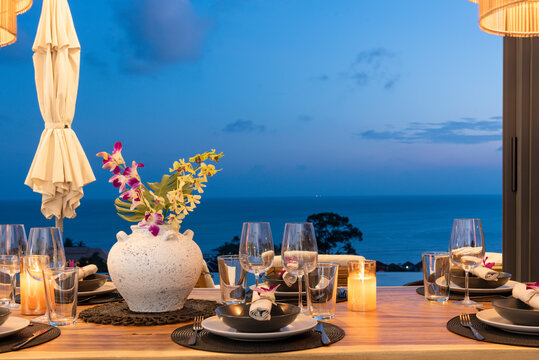 A friendly dining room atmosphere, elegant tableware and warm lighting create an inviting dining atmosphere.