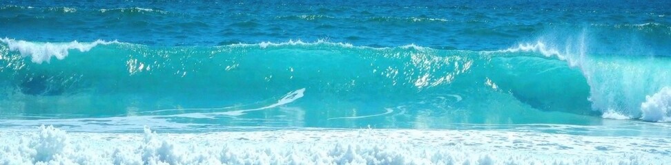 Naklejka premium Vibrant blue turquoise ocean, rolling waves, frothy whitecaps , bright blue, sea, spray