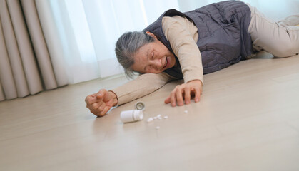 쓰러져 있는 여성 어르신 _ 