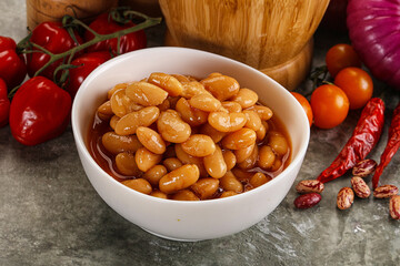 Canned beans in tomato sauce