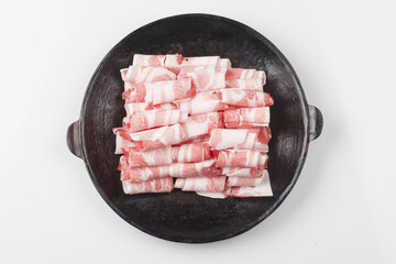 Meat attached to the ribs of a pig. It is meat that appears to have three layers of fat and flesh.