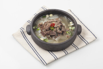  A dish made by stir-frying beef with radish and seasoning it with green onions, salt, soy sauce, etc.