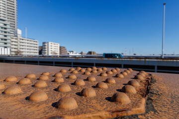 Obraz premium 古い鉄の橋を支える複数のリベット