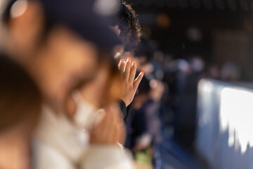 神社仏閣で初詣や行事の時に行うお祈り。さい銭箱の前で一礼しておさい銭を納め、鐘をつき、静かに手を合わせて祈る。