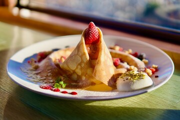 美味しそうなイチゴとフランボワーズのクレープ