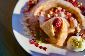 美味しそうなイチゴとフランボワーズのクレープ
