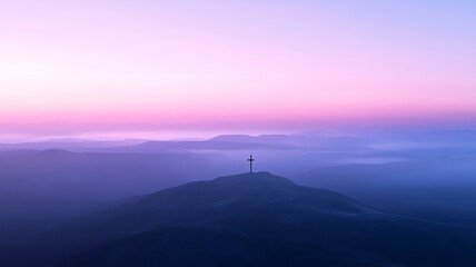 Obraz premium 薄明の山頂十字架と広がる平野、逆光が描く荘厳な風景