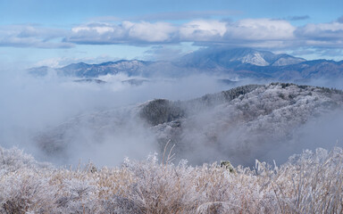 雲海と積雪した山々の風景