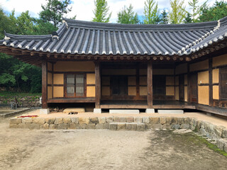 Obraz premium Beautiful traditional Korean wooden architecture, showcasing the elegance of Hanok style buildings.