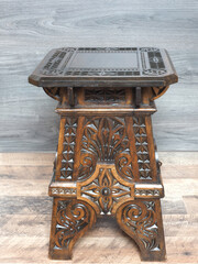 Alter kleiner historischer geschnitzter Blumentisch aus Lindenholz
