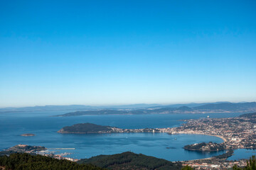 Obraz premium Wonderful view of the Bay of Baiona and Vigo estuary from the Cortelliño viewpoint in A Groba. Rias Baixas, Galicia, Spain.