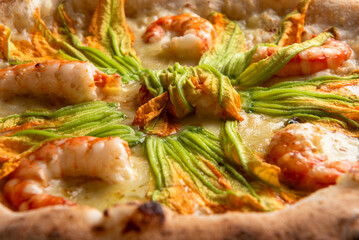 Deliziosa pizza gourmet italiana condita con scampi e fiori di zucca, ricetta mediterranea 