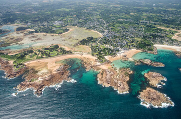 vue aérienne de la côte bretonne à Tregastel