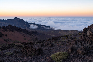 Obraz premium Dramatic dawn over rocky landscape and clouds