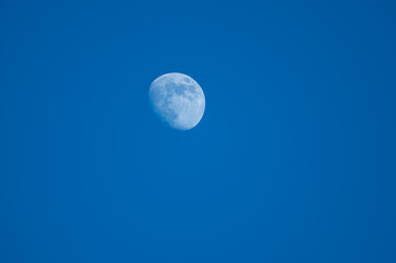 , Deutschland, 10.01.2025,  Der Mond leuchtet vor klarem, tiefblauem Himmel, eingefangen bei Tageslicht. Ideal für Wetterthemen, Naturaufnahmen oder entspannende Motive.