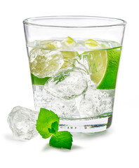 Orzeźwiający drink z limonką, miętą i lodem na białym tle © Blue Pixel