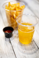 フライドポテトとビール