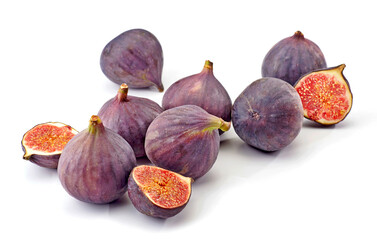 Figi świeże i dojrzałe leżące na białym tle, w różnorodnych kształtach i odcieniach © Jolaya