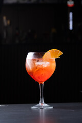 Bebida naranja con hielo y rodaja de naranja