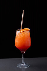 Bebida naranja con hielo y rodaja de naranja