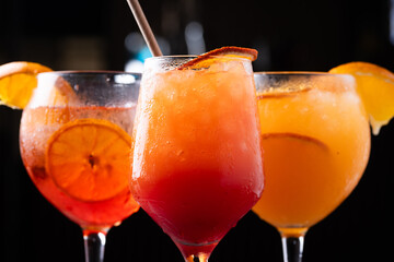 Bebida naranja con hielo y rodaja de naranja