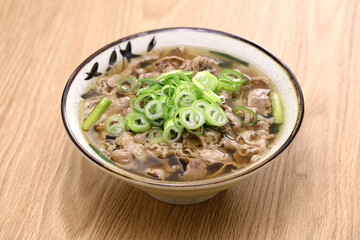 A specialty dish of Osaka in Japan. Nikusui is a meat soup made with thinly sliced ​​beef belly boiled in soy sauce flavored bonito flakes stock.