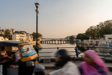 Brücke im Pichholasee in Udaipur in Rajasthan Indien