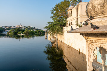 Fototapeta premium Gebäude häuser und Mauern am Pichola See in Udaipur in Rajasthan Indien
