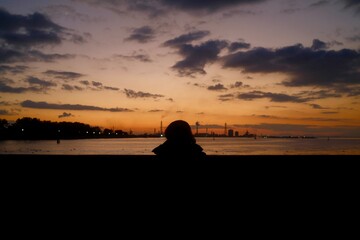 Obraz premium 夕日と女性