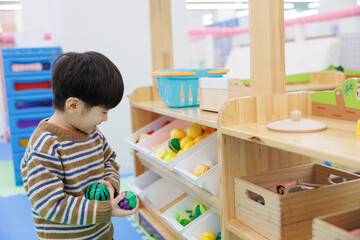 おままごとで遊ぶ子供