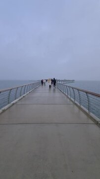&Uuml;bersicht &uuml;ber die Seebr&uuml;cke in Prerow, mit atmosph&auml;rischem Himmel