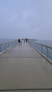 &Uuml;bersicht &uuml;ber die Seebr&uuml;cke in Prerow, mit atmosph&auml;rischem Himmel