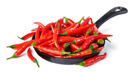 Ostra papryka chili w żeliwnej patelni na białym tle © Jolaya