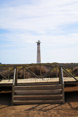 Naklejka premium Der Blick hindurch einer Treppe zu einem Leuchtturm an der Küste. 