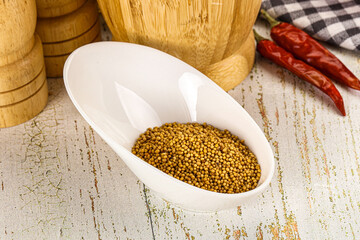 Dry mustard seeds in the bowl
