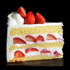 苺と生クリームとショートケーキの断面　黒背景の切り抜き