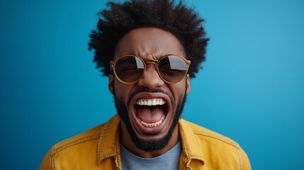Obraz premium Frustrated man with afro hairstyle expressing anger in stylish yellow jacket for emotional expression and fashion concepts