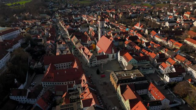 Marienplatz mit Rathaus, Stauberhaus, St. Georg und alter Hauptwache. In der Mitte des Platzes die Mariensaule in der Freisinger Altstadt, Deutschland Luftaufnahme. Freising city center aerial view. 