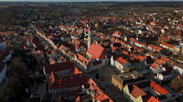 Marienplatz mit Rathaus, Stauberhaus, St. Georg und alter Hauptwache. In der Mitte des Platzes die Mariensaule in der Freisinger Altstadt, Deutschland Luftaufnahme. Freising city center aerial view. 