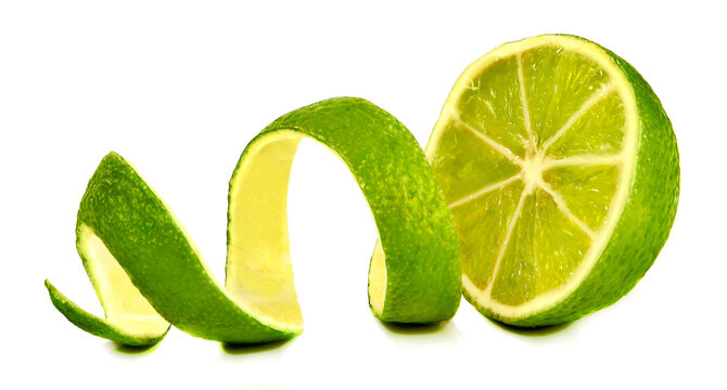 Przekrojona na p&oacute;ł limonka z fantazyjnie ułożoną sk&oacute;rką