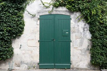 Fototapeta premium Porte verte dans le village de La Flotte sur l'île de Ré en France